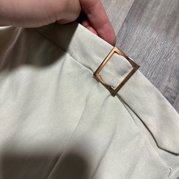 Pretty little thing Stone Stretch Woven Buckle Crop Top - Picture 3 of 8